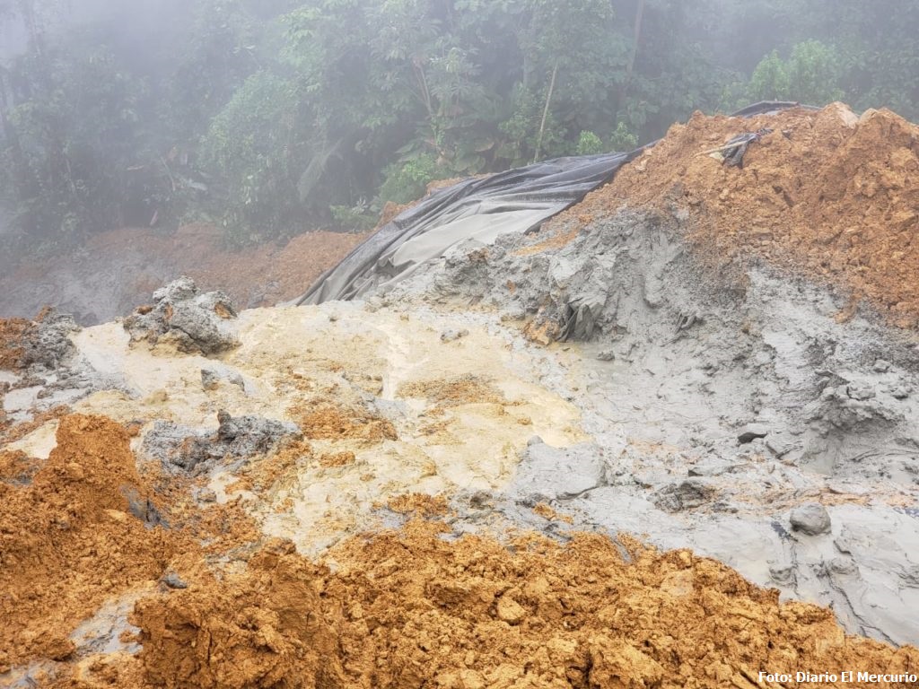 Tailings dam rupture on the "Armijos" plant, owned by the Ecuadorian company Austro Gold Ltda (foto: Diario El Mercurio).